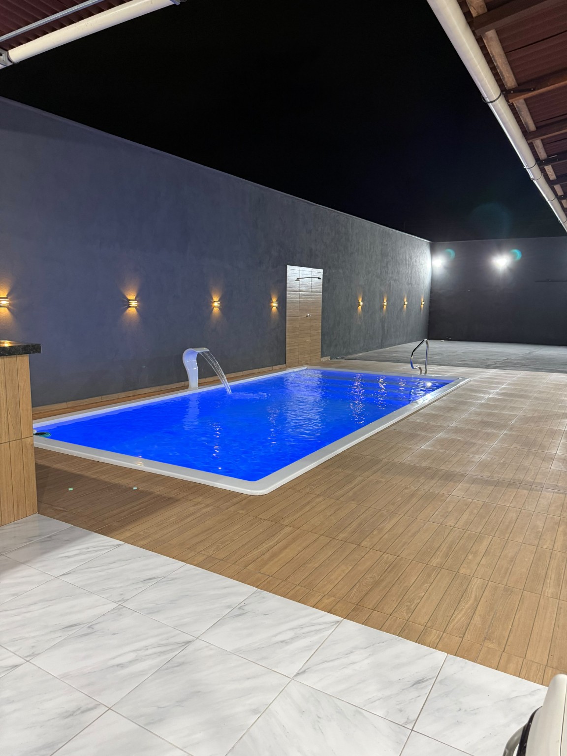 Piscina com LED à noite